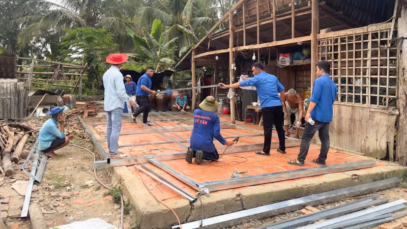 Các nhóm thiện nguyện tham gia xây nhà cho người dân ở xã Đông Bình, huyện Thới Lai.