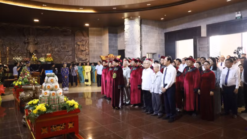 Các đại biểu thực hiện nghi thức dâng hương, dâng lễ vật Quốc tổ Hùng Vương. Các đại biểu thực hiện nghi thức dâng hương, dâng lễ vật Quốc tổ Hùng Vương.