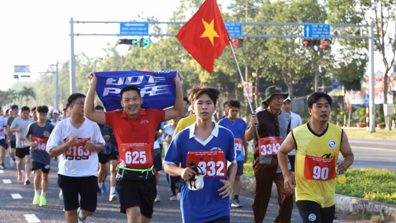 Các vận động viên trên đường chạy.