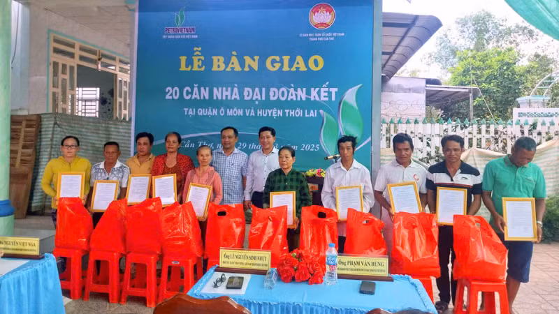 Lễ bàn giao 20 căn nhà Đại đoàn kết tại quận Ô Môn và huyện Thới Lai.