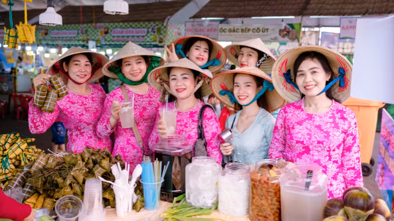 Du khách tha hồ thưởng thức nhiều đặc sản vùng miền tại Lễ hội Bánh dân gian Nam Bộ năm 2025.