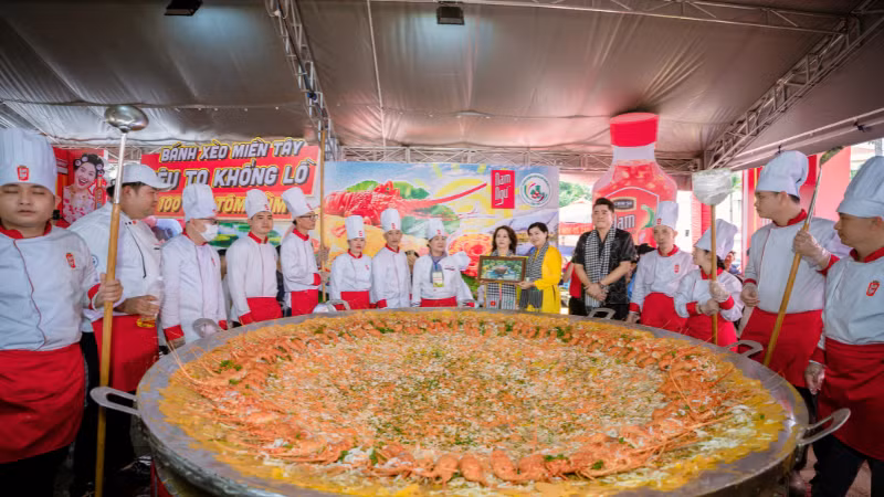 Bánh xèo "siêu to" với 100 con tôm hùm tại Lễ hội.