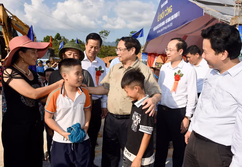 Thủ tướng Phạm Minh Chính với nhân dân và đồng bào dân tộc khu vực Dự án cao tốc Tuyên Quang-Hà Giang giai đoạn 1.