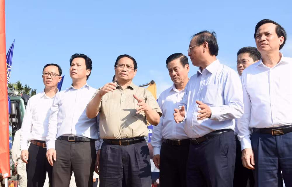 Thủ tướng Phạm Minh Chính thị sát công trường thi công Dự án cao tốc Tuyên Quang-Hà Giang giai đoạn 1.