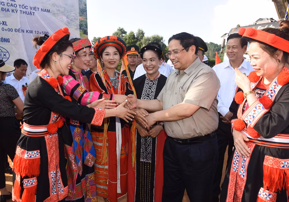 Thủ tướng Phạm Minh Chính với nhân dân và đồng bào dân tộc khu vực Dự án cao tốc Tuyên Quang-Hà Giang giai đoạn 1.