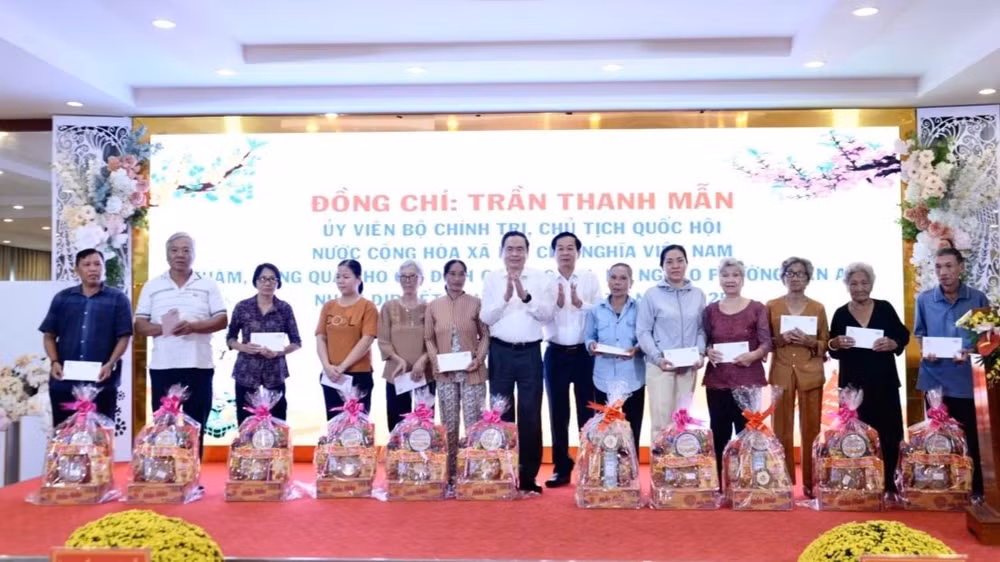 Chủ tịch Quốc hội tặng quà cho gia đình chính sách, gia đình hộ nghèo. (Ảnh: VOV.VN) Chủ tịch Quốc hội tặng quà cho gia đình chính sách, gia đình hộ nghèo. (Ảnh: VOV.VN)