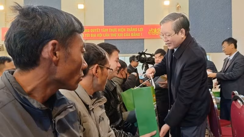 Ông Lương Quốc Đoàn Chủ tịch Trung ương Hội Nông dân Việt Nam tặng quà Tết cho hội viên nông dân có hoàn cảnh khó khăn ở phường Hàm Rồng, thị xã Sa Pa, tỉnh Lào Cai ngày 14/1. Ông Lương Quốc Đoàn Chủ tịch Trung ương Hội Nông dân Việt Nam tặng quà Tết cho hội viên nông dân có hoàn cảnh khó khăn ở phường Hàm Rồng, thị xã Sa Pa, tỉnh Lào Cai ngày 14/1.