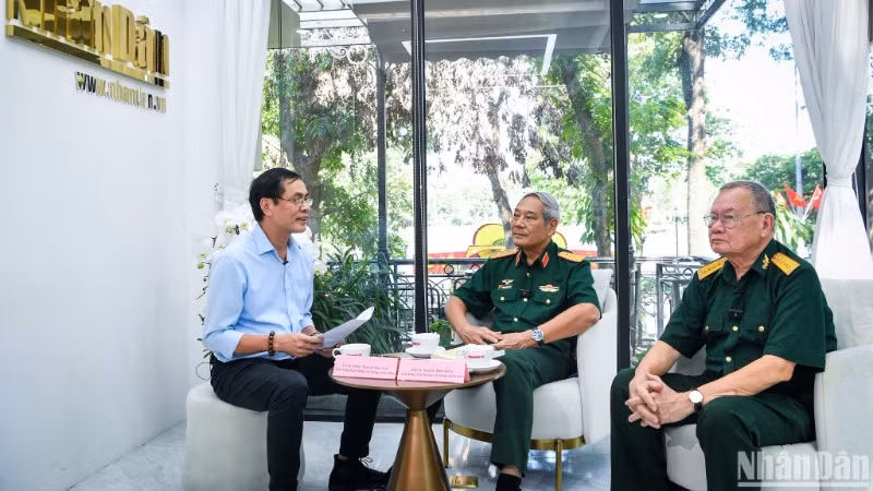 Nhà thơ, nhà báo Hữu Việt, Trung tướng Nguyễn Đức Soát và Đại tá Nguyễn Đình Kiên tại buổi giao lưu trực tuyến. (Ảnh: THÀNH ĐẠT)