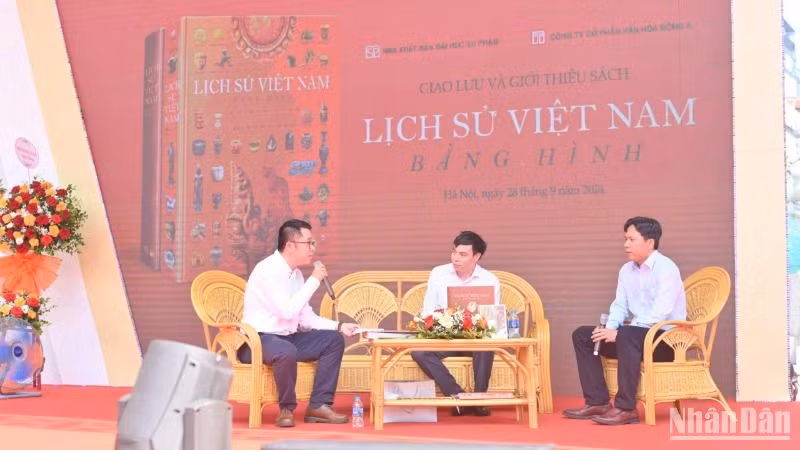 Giao lưu và giới thiệu sách “Lịch sử Việt Nam bằng hình” tại Hội sách Hà Nội. 