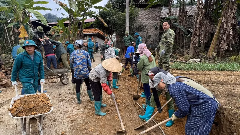 Việc sáp nhập giúp các thôn, tổ thuận lợi huy động sức người, sức của xây dựng nông thôn mới. (Trong ảnh: Người dân xã Cao Sơn, huyện Bạch Thông chung sức làm đường nông thôn mới). (Ảnh: TUẤN SƠN)