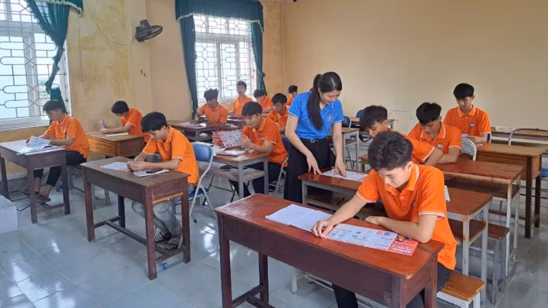 Viên chức bảo hiểm xã hội tỉnh Hà Tĩnh tuyên truyền đầu năm học 2024 -2025 cho sinh viên Trường cao đẳng Công nghệ Hà Tĩnh.