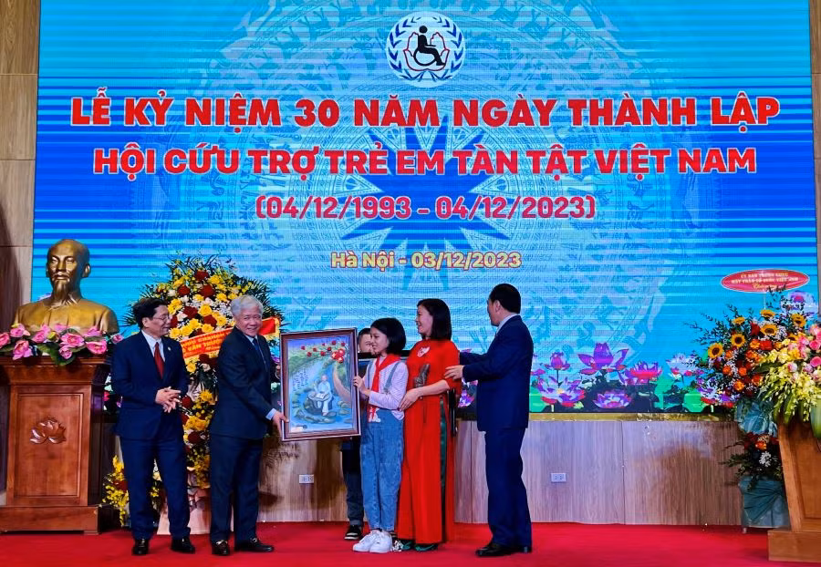 Đại diện trẻ em khuyết tật nhận quà tặng từ Ủy ban Trung ương Mặt trận Tổ quốc Việt Nam.