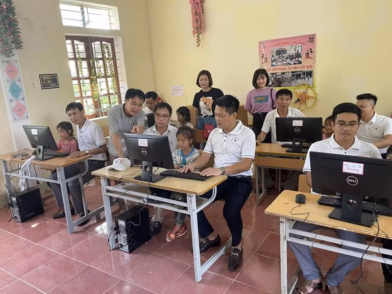 Trao máy tính cho Trường Tiểu học 2 Thạch Ngàn.