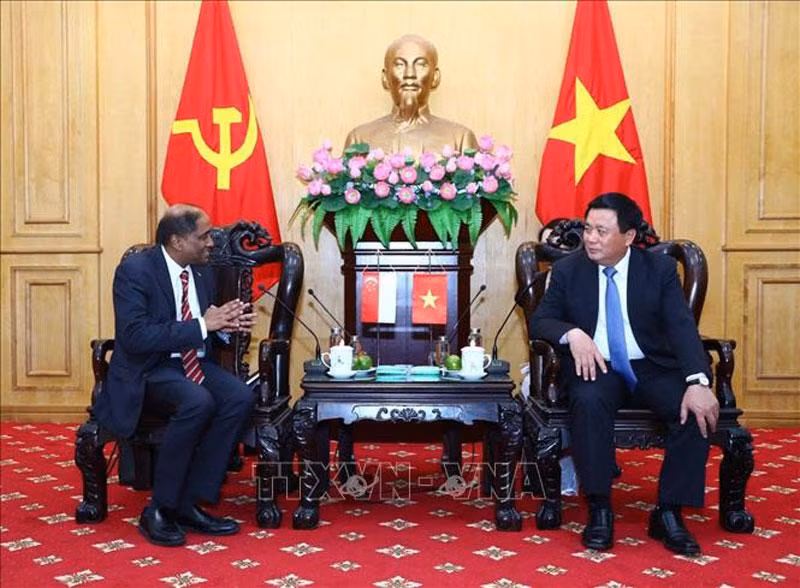 Giám đốc Học viện Chính trị Quốc gia Hồ Chí Minh Nguyễn Xuân Thắng tiếp Ngài Jaya Ratnam, Đại sứ Singapore tại Việt Nam. (Ảnh: Văn Điệp/TTXVN)