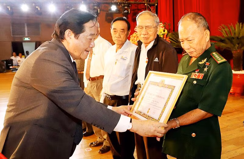 Đồng chí Nguyễn Hoàng Thao (trái) trao Huy hiệu Đảng tặng các đảng viên. Đồng chí Nguyễn Hoàng Thao (trái) trao Huy hiệu Đảng tặng các đảng viên.