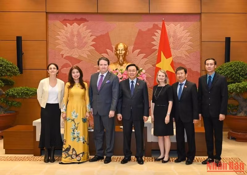 Chủ tịch Quốc hội Vương Đình Huệ và Đại sứ Hoa Kỳ Marc E. Knapper cùng thành viên đoàn hai nước.