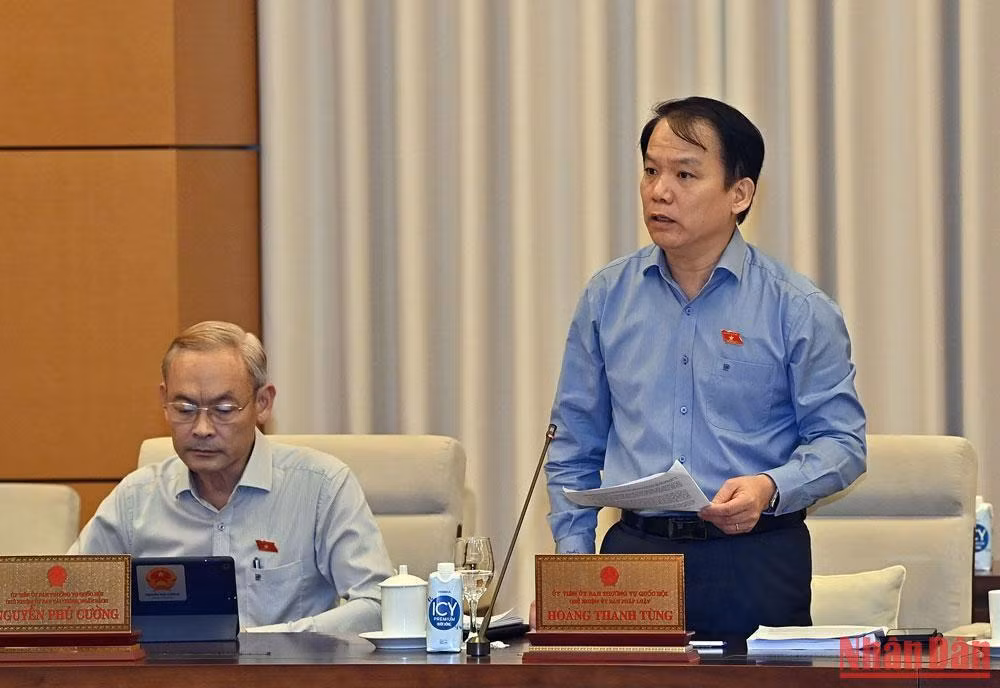 Chủ nhiệm Ủy ban Pháp luật Hoàng Thanh Tùng trình bày báo cáo thẩm tra. Chủ nhiệm Ủy ban Pháp luật Hoàng Thanh Tùng trình bày báo cáo thẩm tra.