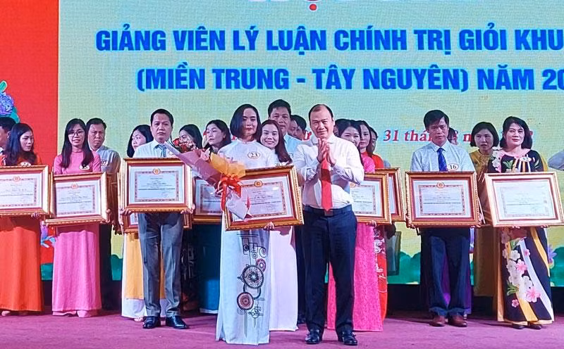 Đồng chí Lê Hải Bình trao Giải nhất cho giảng viên Lê Thị Tuyết Dung của tỉnh Quảng Trị.