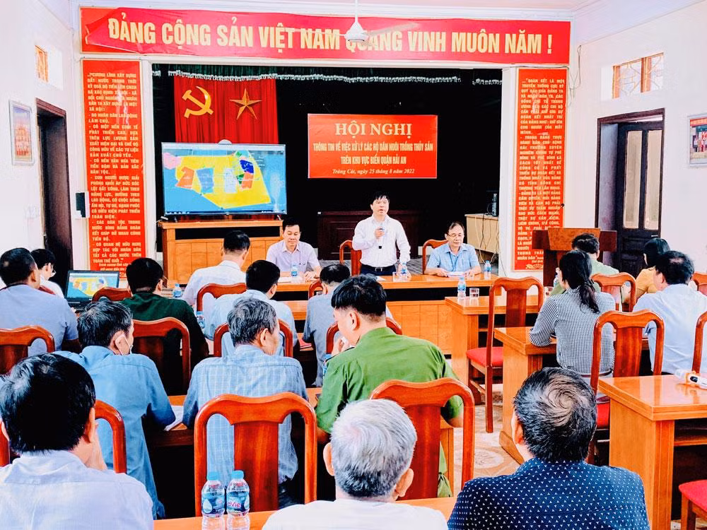 Lãnh đạo quận Hải An thông báo việc xử lý các hộ nuôi ngao trái phép tới người dân Tràng Cát.