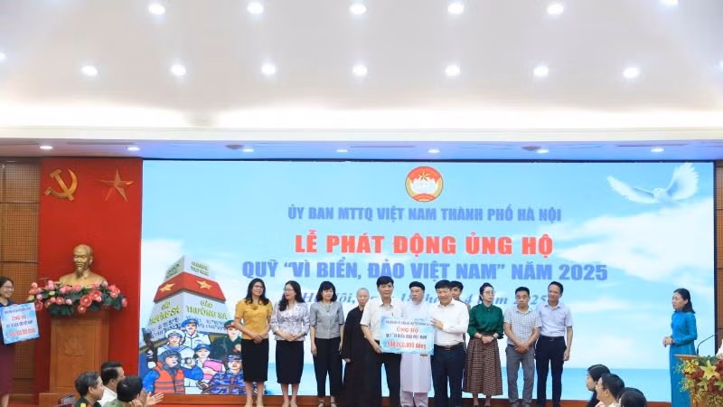 Ngay trong Lễ phát động, Hà Nội đã tiếp nhận số tiền ủng hộ hơn 40 tỷ đồng.