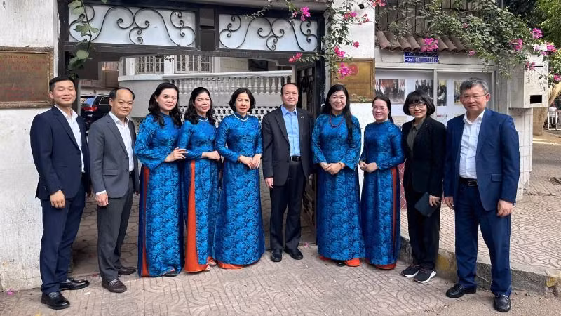 Đoàn công tác chụp hình lưu niệm với Đại sứ Nguyễn Huy Dũng tại Đại sứ quán Việt Nam ở Cairo.