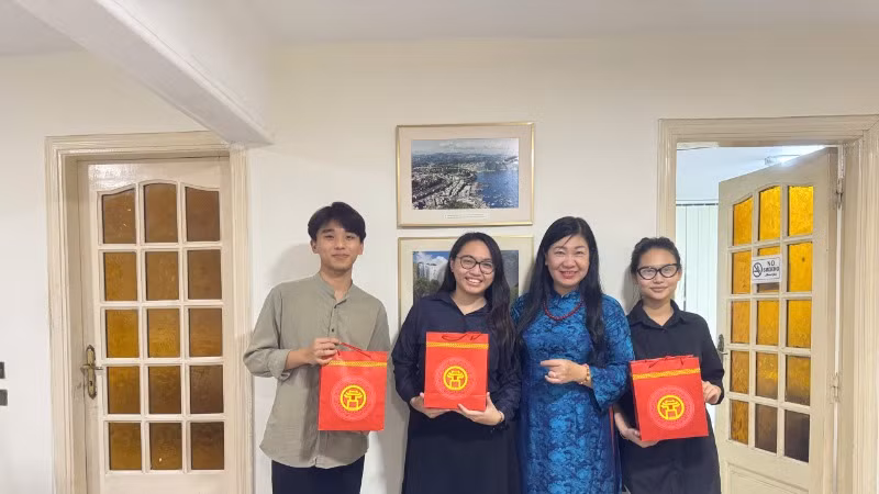 Đồng chí Nguyễn Lan Hương, Chủ tịch Ủy ban Mặt trận Tổ quốc thành phố Hà Nội, tặng quà động viên sinh viên Việt Nam đang học tại Ai Cập Đồng chí Nguyễn Lan Hương, Chủ tịch Ủy ban Mặt trận Tổ quốc thành phố Hà Nội, tặng quà động viên sinh viên Việt Nam đang học tại Ai Cập