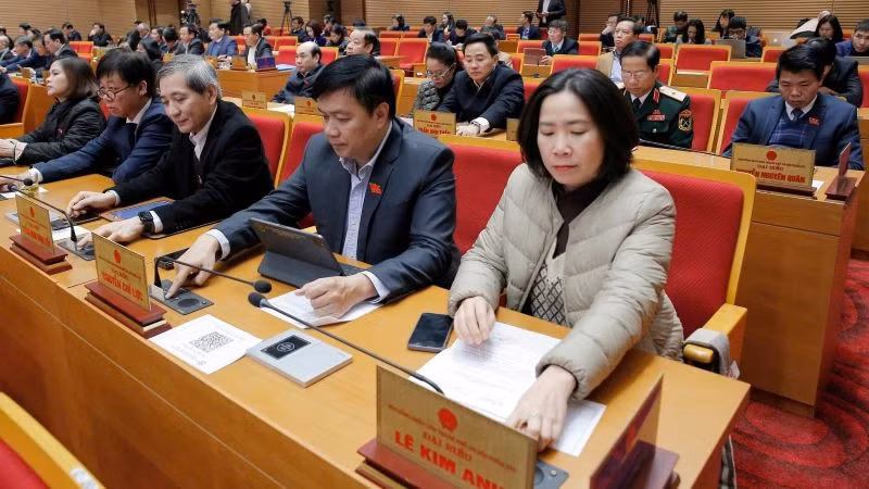 Đại biểu Hội đồng nhân dân thành phố bấm nút thông qua các nghị quyết tại kỳ họp thứ 21.