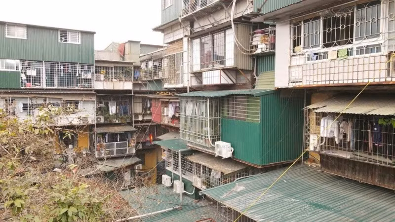 Khu tập thể Nghĩa Tân bị "bao vây" bởi chuồng cọp. (Ảnh: Hà Trần)