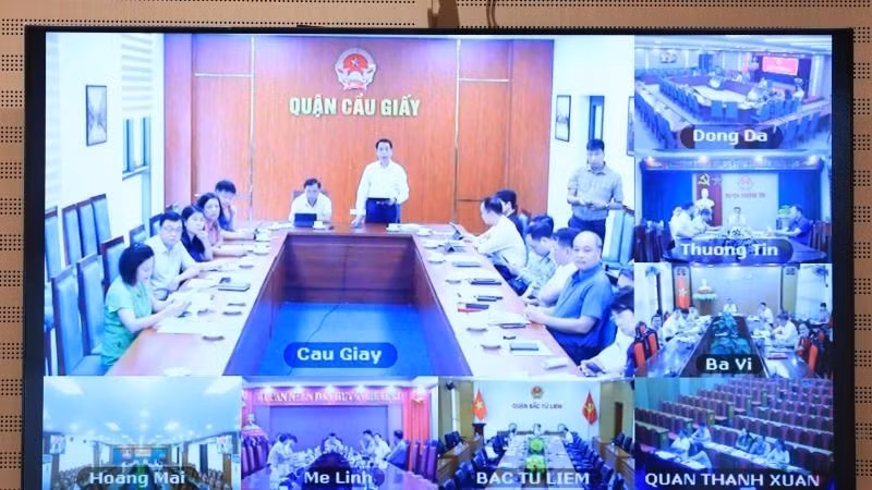 Giao ban giữa Thường trực Hội đồng nhân dân thành phố với các quận, huyện, thị xã được thực hiện với 327 điểm cầu, 2.200 đại biểu tham gia.
