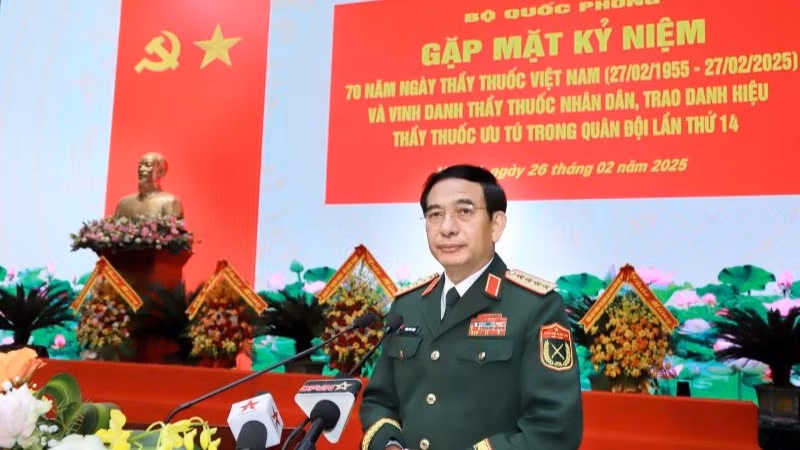 Đại tướng Phan Văn Giang phát biểu ý kiến tại buổi gặp mặt. 