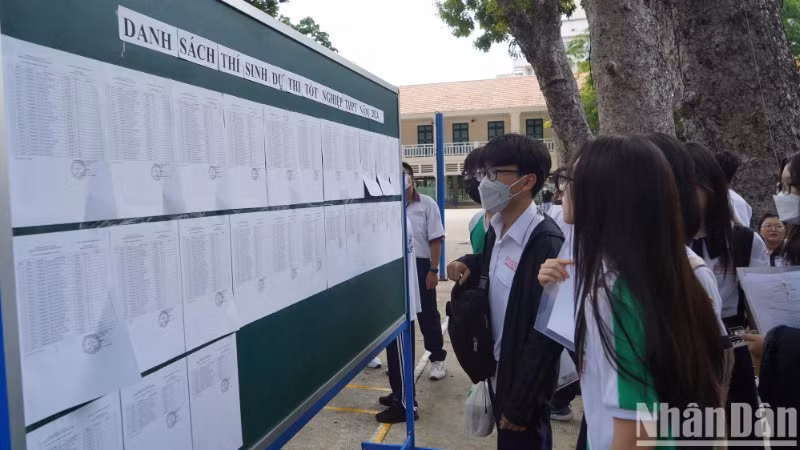 Học sinh Thành phố Hồ Chí Minh làm thủ tục thi tốt nghiệp trung học phổ thông năm 2024. (Ảnh: THẾ ANH)