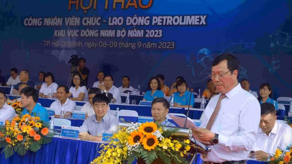 Ông Võ Văn Tân, Chủ tịch Petrolimex Sài Gòn, Trưởng Ban Tổ chức hội thao phát biểu khai mạc.