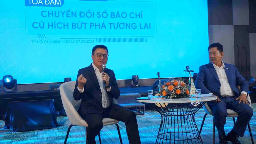 Ông Lê Quốc Minh, Uỷ viên Trung ương Đảng, Tổng Biên tập Báo Nhân Dân, Phó Trưởng Ban Tuyên giáo Trung ương, Chủ tịch Hội Nhà báo Việt Nam chia sẻ thông tin tại buổi toạ đàm.