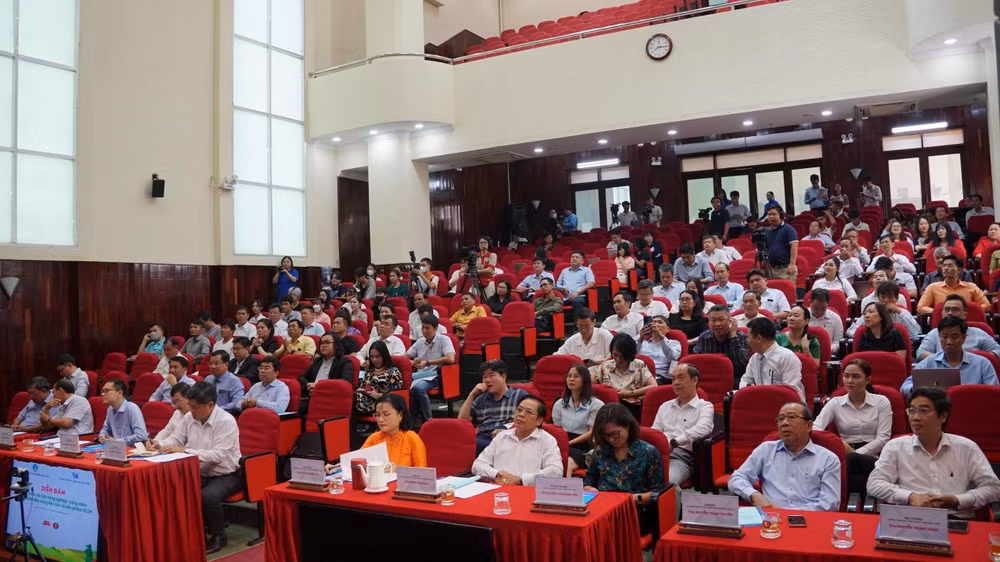 Quang cảnh diễn đàn “Phát triển du lịch nông nghiệp - nông thôn gắn với tiêu thụ nông đặc sản và sản phẩm OCOP”.