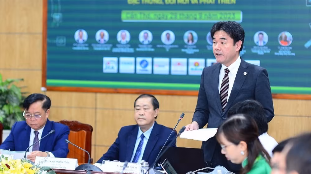 Trưởng đại diện Văn phòng JICA Việt Nam - ông Yuichi Sugano phát biểu tại tọa đàm.