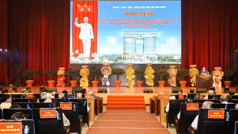 Toàn cảnh buổi họp mặt.