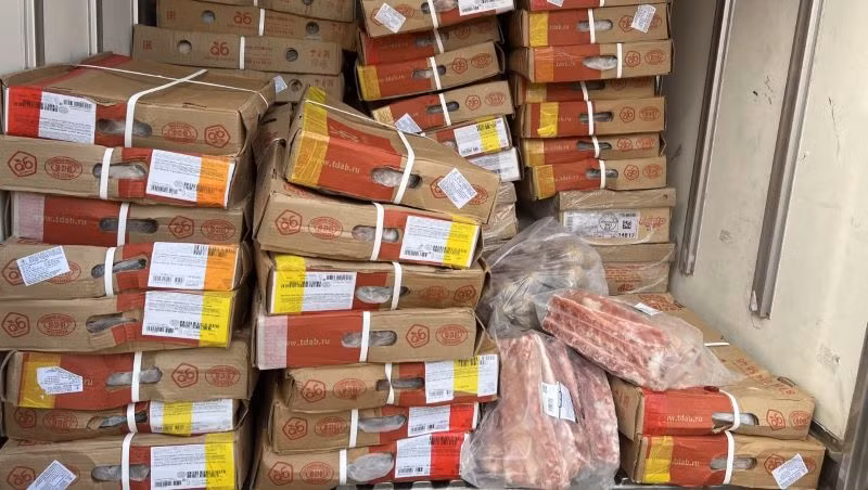 Khoảng 800kg thịt đông lạnh chưa rõ nguồn gốc trên xe đã bị tạm giữ.