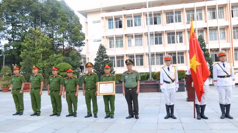 Đại tá Nguyễn Văn Dựt, Phó Giám đốc Công an tỉnh Bình Dương trao tặng Huân chương chiến công hạng Nhì cho Phòng Cảnh sát hình sự Công an tỉnh. 