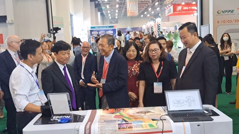 Chủ tịch Ủy ban nhân dân tỉnh Bình Dương Võ Văn Minh (hàng đầu, thứ hai từ trái sang) và các đại biểu tham quan các gian hàng trưng bày tại triển lãm. Chủ tịch Ủy ban nhân dân tỉnh Bình Dương Võ Văn Minh (hàng đầu, thứ hai từ trái sang) và các đại biểu tham quan các gian hàng trưng bày tại triển lãm.