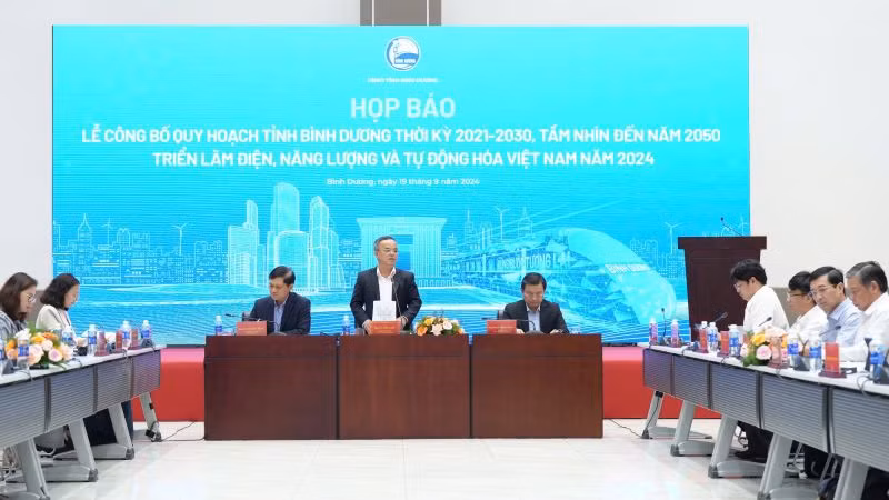 Chánh Văn phòng Ủy ban nhân dân tỉnh Bình Dương Võ Anh Tuấn phát biểu ý kiến tại buổi họp báo. Chánh Văn phòng Ủy ban nhân dân tỉnh Bình Dương Võ Anh Tuấn phát biểu ý kiến tại buổi họp báo.