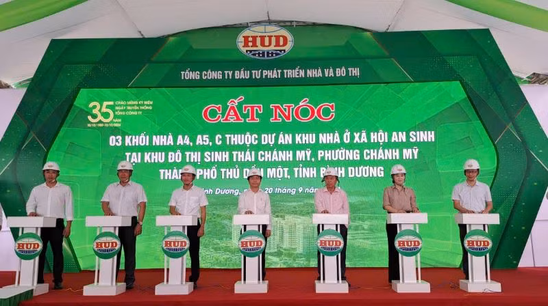 Lãnh đạo Tổng công ty HUD và các đại biểu thực hiện thức phát động thi đua hoàn thành dự án và cất nóc 3 khối nhà dự án Khu nhà ở xã hội An Sinh. 
