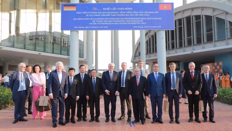 Tổng thống Frank-Walter Steinmeier và phái đoàn Đức chụp hình lưu niệm với các đại biểu và lãnh đạo Trường đại học Việt Đức. Tổng thống Frank-Walter Steinmeier và phái đoàn Đức chụp hình lưu niệm với các đại biểu và lãnh đạo Trường đại học Việt Đức.
