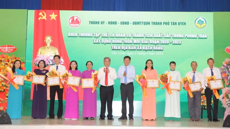 Biểu dương, khen thưởng các tập thể, cá nhân có thành tích trong thực hiện Đề án thí điểm xây dựng “Làng thông minh” và xây dựng xã Bạch Đằng đạt chuẩn nông thôn mới kiểu mẫu. Biểu dương, khen thưởng các tập thể, cá nhân có thành tích trong thực hiện Đề án thí điểm xây dựng “Làng thông minh” và xây dựng xã Bạch Đằng đạt chuẩn nông thôn mới kiểu mẫu.