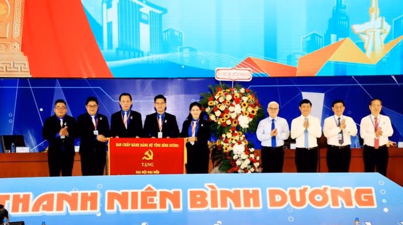 Lãnh đạo tỉnh Bình Dương trao tặng hoa và bức trướng chúc mừng đại hội.