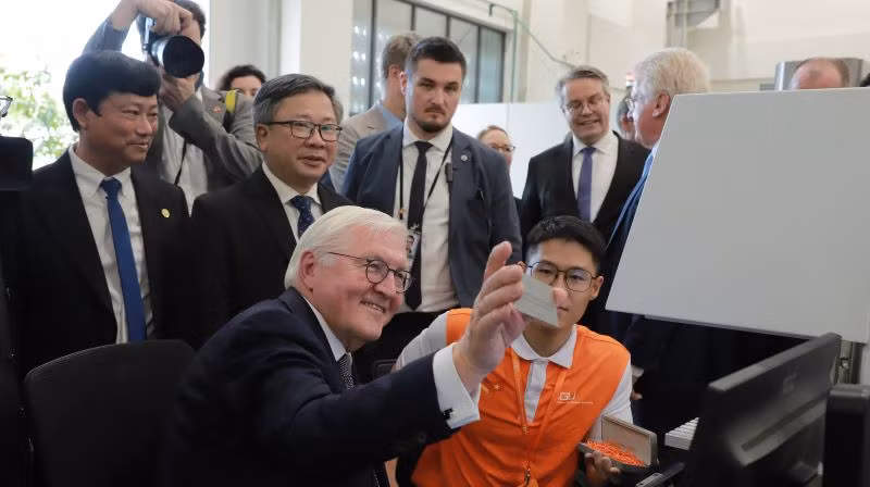 Tổng thống Frank-Walter Steinmeier và phái đoàn Đức tham quan phòng nghiên cứu Trường đại học Việt Đức. Tổng thống Frank-Walter Steinmeier và phái đoàn Đức tham quan phòng nghiên cứu Trường đại học Việt Đức.
