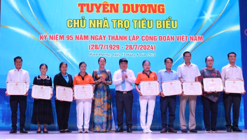 Biểu dương, khen thưởng chủ nhà trọ tiêu biểu vì người lao động. Biểu dương, khen thưởng chủ nhà trọ tiêu biểu vì người lao động.