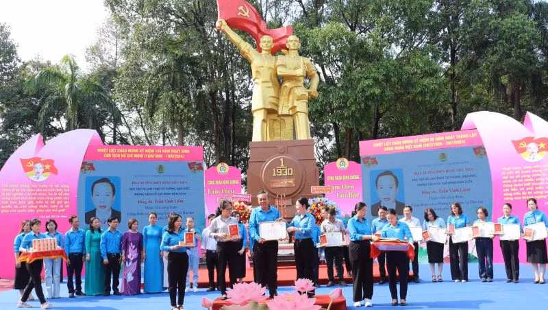 Chủ tịch Liên đoàn Lao động tỉnh Bình Dương Nguyễn Kim Loan trao Bằng khen của Liên đoàn Lao động tỉnh cho các cá nhân tiêu biểu trong học tập và làm theo Bác.
