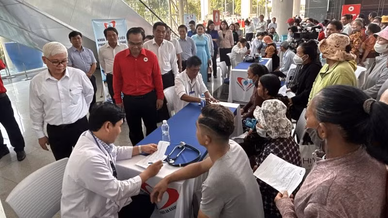 Khám bệnh, cấp thuốc miễn phí cho người dân tại chương trình.