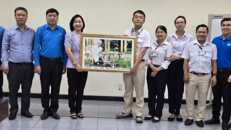 Trưởng Ban Tuyên giáo Tỉnh ủy Bình Dương Trương Thị Bích Hạnh trao tặng tranh Bác Hồ cho đại diện Công ty TNHH Yazaki EDS Việt Nam. Trưởng Ban Tuyên giáo Tỉnh ủy Bình Dương Trương Thị Bích Hạnh trao tặng tranh Bác Hồ cho đại diện Công ty TNHH Yazaki EDS Việt Nam.