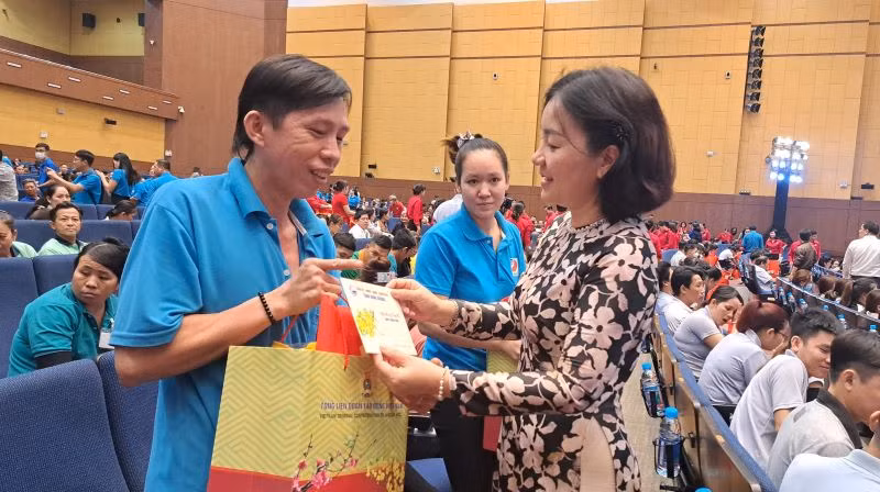 Đồng chí Trương Thị Bích Hạnh, Trưởng Ban Tuyên giáo Tỉnh ủy Bình Dương trao tặng quà cho công nhân lao động có hoàn cảnh khó khăn tại chương trình.